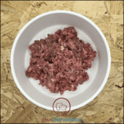 Lotgering totaalvoer op een houten achtergrond