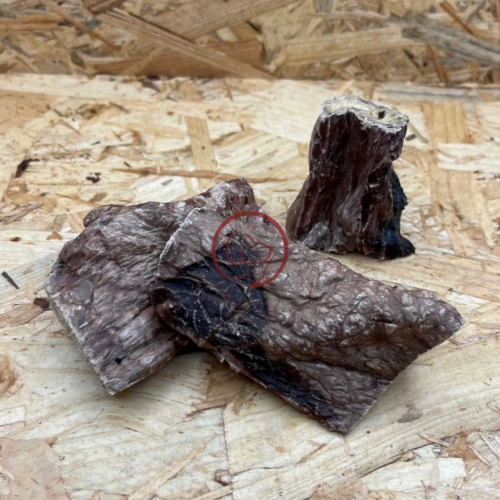 Gedroogde long van rund op een houten achtergrond