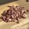 Stapeltje Hokuo gevriesdroogde hertenhart op een houten plank