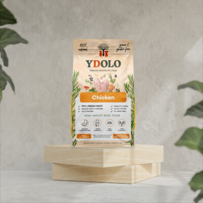 Ydolo Healthy & pure chicken op een grijze achtergrond