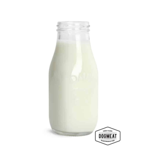 Geitenmelk in een glazen fles op een witte achtergrond