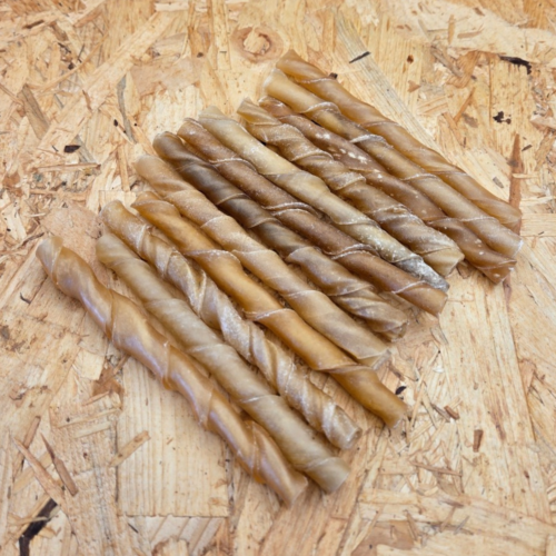 Rawhide twisted op stapel